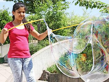 Janile, 12 Jahre alt, war selbst erstaunt, welch große Seifenblasen sie herstellen kann. Fotos: Ralf Naumann