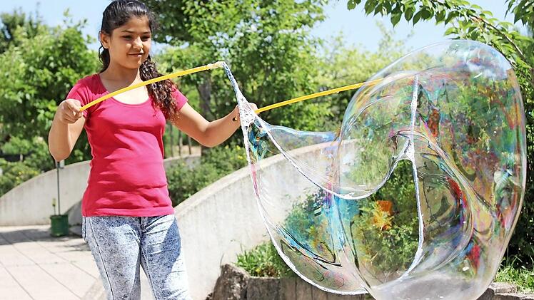 Janile, 12 Jahre alt, war selbst erstaunt, welch große Seifenblasen sie herstellen kann. Fotos: Ralf Naumann