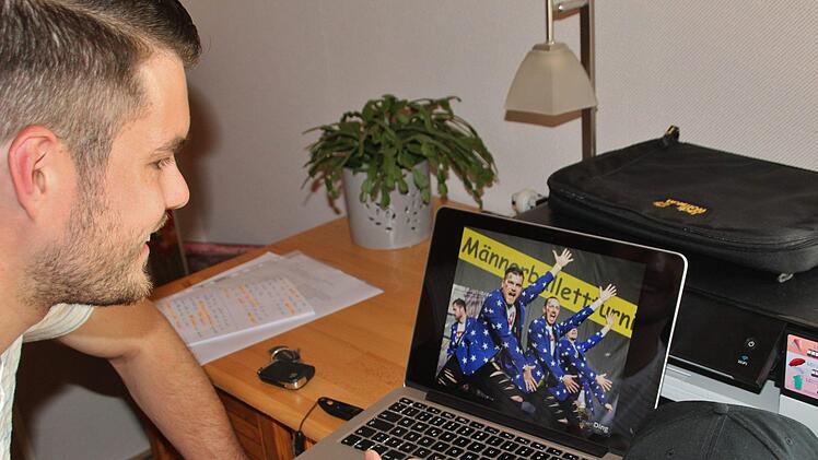 Kevin Voll von den "HellsÖwer" gestaltet die Präsentationen der Truppe in den Medien.  Foto: Werner Vogel