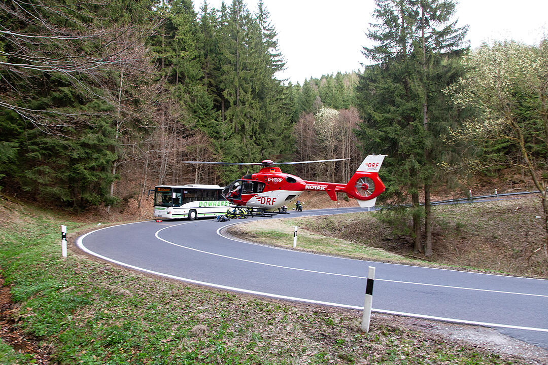 Motorrad kollidiert mit Linienbus: Coburger stirbt bei Unfall in Thüringen