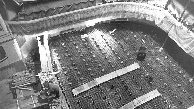 Juli 1972: Der Zuschauerraum ohne Sitze. Gut zu erkennen: durch die Rohre, auf denen später wieder die Stühle montiert werden, wird der Raum belüftet. Foto: CT-Archiv / Künstner