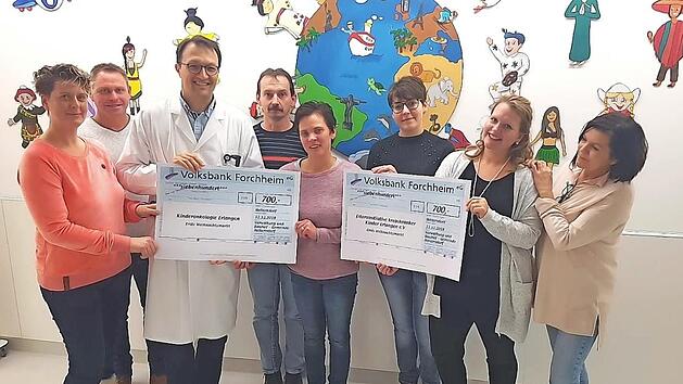 Die Gemeindeangestellten und Simone Schad &uuml;bergeben die Spenden an Vertreter der Elterninitiative krebskranker Kinder Erlangen und die Kinderonkologie Erlangen. Foto: Mathias Erlwein