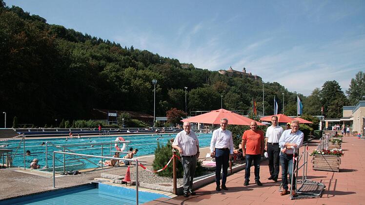 Die Verantwortlichen sind zufrieden, dass der Freibadbetrieb reibungslos läuft. Foto: Jürgen Gärtner