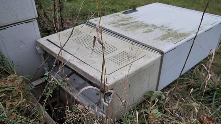 An der Welitscher Stra&szlig;e haben die unbekannten T&auml;ter zwei Stromk&auml;sten umgeworfen und eine Schranke demoliert.  Fotos: Sandra Hackenberg
