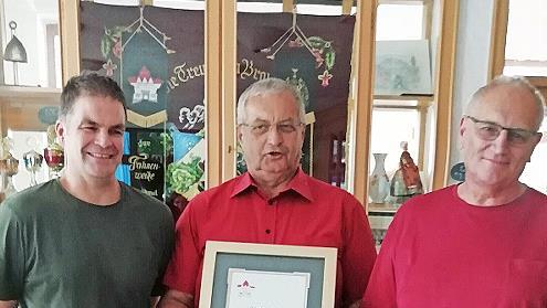 &bdquo;Alt Kronach&ldquo; unter Vorsitz von Martin Schmidt (links) und G&uuml;nter Tschernitschek (rechts) ernannte Thomas Heider (Mitte) zum Ehrenvorstand.