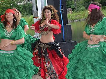 Bei der Gala ist auch "Naheda" (Mitte) mit ihrer verführerischen Bauchtanzgruppe wieder dabei. Foto: K.-H. Hofmann