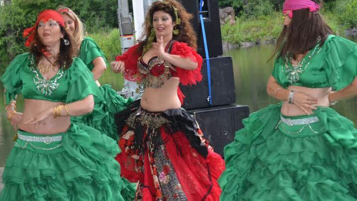Bei der Gala ist auch "Naheda" (Mitte) mit ihrer verführerischen Bauchtanzgruppe wieder dabei. Foto: K.-H. Hofmann