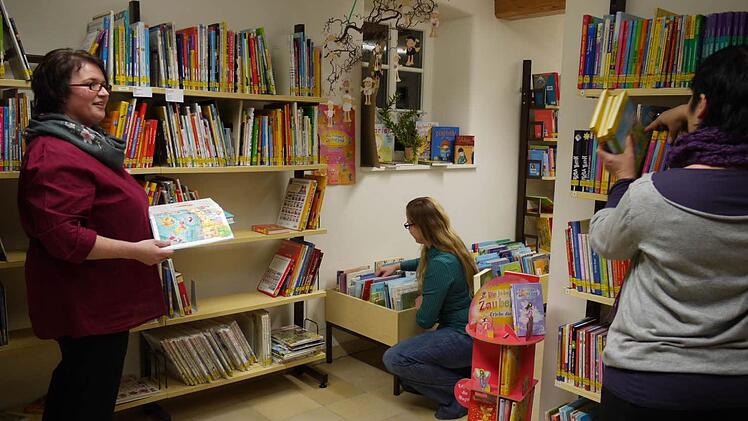 Sabine Mayd (von links), Kerstin Hofmann und Kathrin Giehl sortieren die zurückgebrachten Kinderbücher in die Regale.