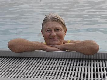 Renate Merafka ist im Freibad meistens unter den Frühaufstehern. Fotos: Maria Leicht
