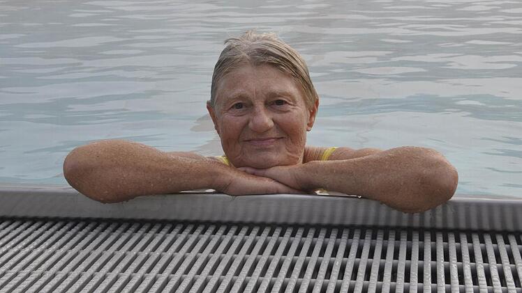 Renate Merafka ist im Freibad meistens unter den Frühaufstehern. Fotos: Maria Leicht