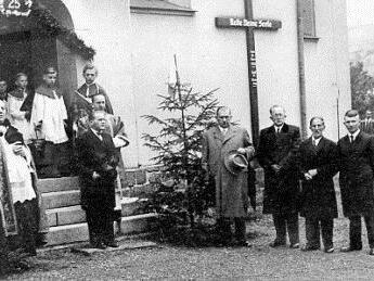 Feierlich war die Weihe der Kirche in Förtschendorf. Feierlich soll auch das Jubiläum am Sonntag gestaltet werden. Repro: Wj