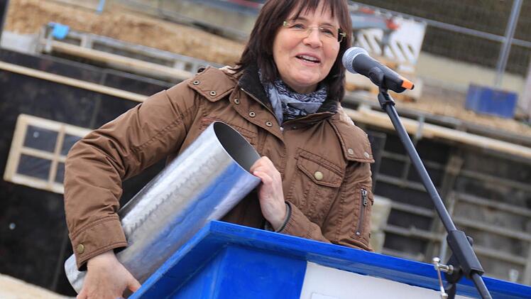 Gisela Schubert-Raab mit der Zeitkapsel, die in den Grundstein eingemauert wurde. Foto: Matthias Einwag