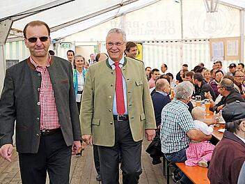 Einzug ins Festzelt - Joachim Herrmann mit dem CSU-Ortsvorsitzenden Reinhard Weber (l.)  Fotos: Franz Galster