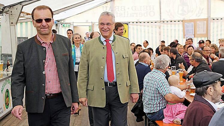 Einzug ins Festzelt - Joachim Herrmann mit dem CSU-Ortsvorsitzenden Reinhard Weber (l.)  Fotos: Franz Galster
