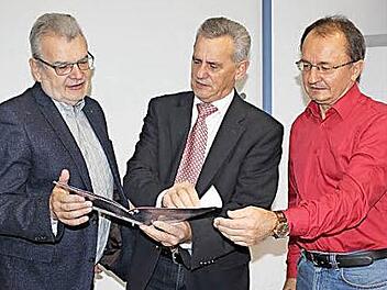 Der Leiter der VHS, Heinz Tischler, Landrat Oswald Marr und der Leiter der Kreisbibliothek, Rudolf Pfadenhauer (v. l.) freuen sich über die geplante Zusammenarbeit der VHS und der Kreisbibliotheken. Foto: vs