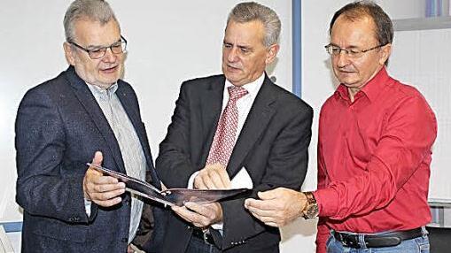 Der Leiter der VHS, Heinz Tischler, Landrat Oswald Marr und der Leiter der Kreisbibliothek, Rudolf Pfadenhauer (v. l.) freuen sich über die geplante Zusammenarbeit der VHS und der Kreisbibliotheken. Foto: vs