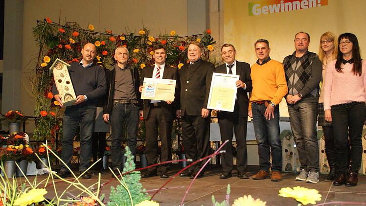 Zur Bronzemedaille im Landesentscheid gratulierte den Fatschenbrunnern Landwirtschaftsminister Helmut Brunner (4. von links). Begleitet wurde die Dorfgemeinschaft von Bürgermeister Thomas Sechser (3. von links) und stellvertretendem Landrat Oskar Ebert (5. von rechts).