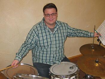 Ein Schlagzeuger komponiert: Christian Gerlach hat anlässlich des 150. Geburtstages der Musikkapelle zwei Stücke komponiert. Foto: Beatrix Lieb
