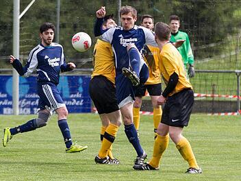 Der SV Buchbach (blaue Trikots) will im Relegationsspiel in Windheim den Klassenerhalt in der Kreisklasse schaffen. Foto: Heinrich Weiß