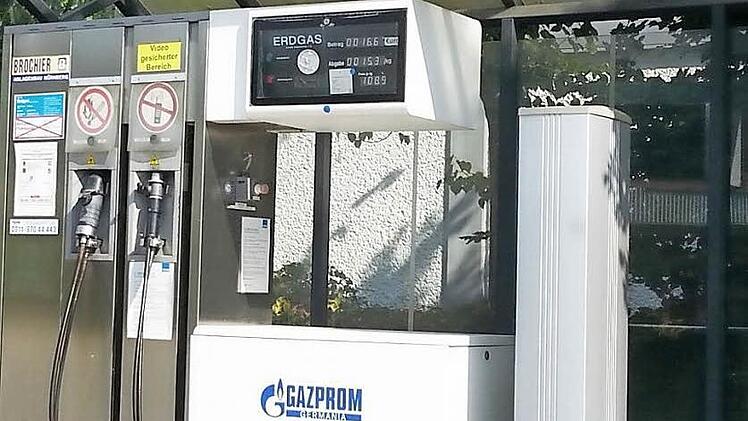 Für VW-Fahrzeuge der Modellreihen Touran, Caddy und Passat, die mit Erdgas betrieben werden, ist das Tanken in der Albert-Ruckdeschel-Straße ab sofort tabu. Im Hinterhof zwischen dem Drogeriemarkt Müller und der Aldi-Filiale steht Kulmbachs einzige Erdgastankstelle, die von Gazprom betrieben wird. Foto: Peter Müller