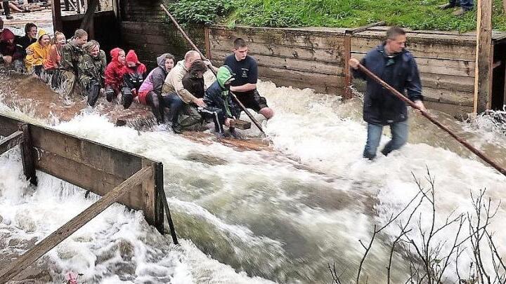 Nass wird man bereits beim Start in Schnappenhammer, wenn das Floß mit seinen Gästen in die Fluten der Wilden Rodach eintaucht. Deshalb sollte unbedingt Wechselkleidung mitgebracht werden. Umkleidemöglichkeiten bestehen nach der Floßfahrt im Flößerhaus.  Foto: Gerd Fleischmann