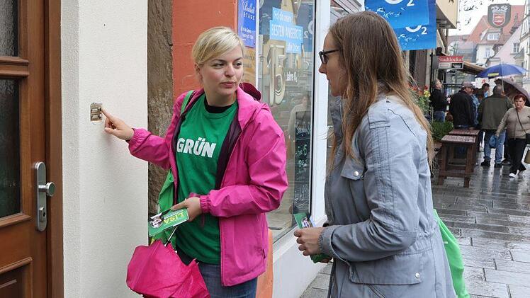 Katharina Schulze (links) und Lisa Badum beim Haustür-Wahlkampf in der Forchheimer Innenstadt Fotos: Barbara Herbst
