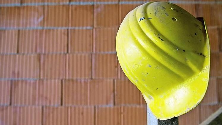 Baupause im Winter? Eher nein, der Trend ist: Immer mehr Unternehmen suchen Arbeitskräfte auch in der kalten Jahreszeit.  Foto: Daniel Bockwoldt/dpa