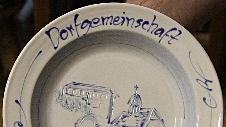 Der neue Präsentteller der Dorfgemeinschaft wird bei besonderen Anlässen vergeben.Helmut Will