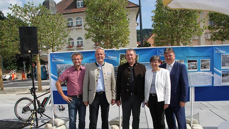 Der Zentralparkplatz kann termingerecht übergeben werden. Unser Bild zeigt bei einer kleinen Feier (von links) Bierwochen-Organisator Michael Schmid, Brauereivorstand Markus Stodden, OB Henry Schramm, Regierungspräsidentin Heidrun Piwernetz und Landrat Klaus Peter Söllner.