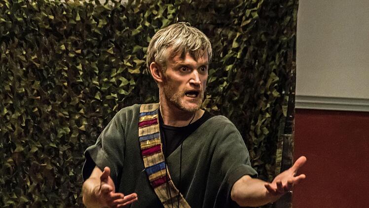 Drama um Mord und Intrigen: Szene aus der Aufführung von William Shakespeares Drama "Macbeth" durch die American Drama Group Europe im Kongresshaus.Foto: Jochen Berger