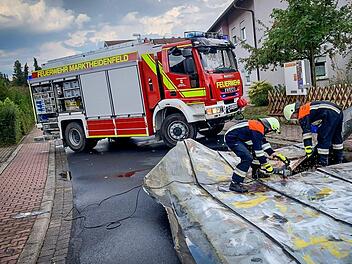 In Marktheidenfeld hat ein Unwetter das Blechdach eines Firmengeb&auml;udes komplett heruntergerissen. Foto: Benedict Rottmann/ Freiwillige Feuerwehr Marktheidenfeld