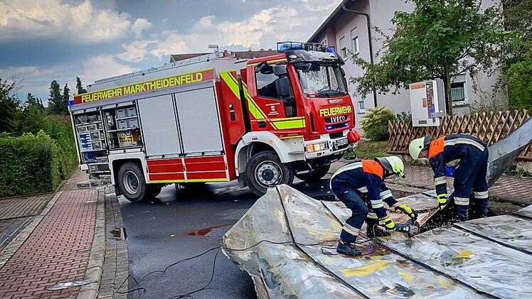 In Marktheidenfeld hat ein Unwetter das Blechdach eines Firmengebäudes komplett heruntergerissen. Foto: Benedict Rottmann/ Freiwillige Feuerwehr Marktheidenfeld