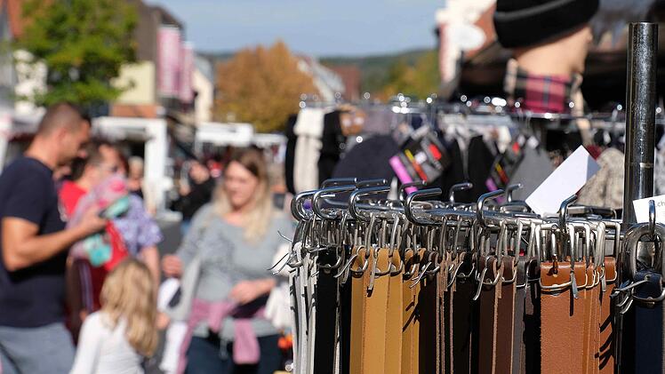 Die Straßen waren voll beim Markt in Euerdorf. Foto: Gerd Schaar