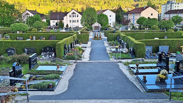 Der Ebermannstadter Friedhof von der Aussegnungshalle zum Eingang