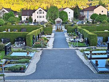 Der Ebermannstadter Friedhof von der Aussegnungshalle zum Eingang