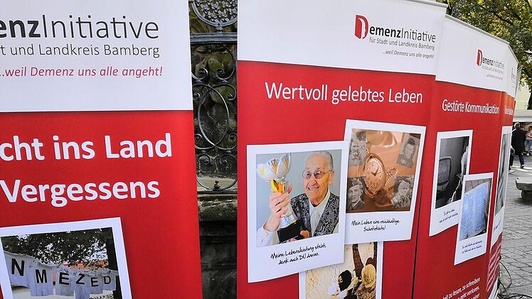 Hallstadt: Infostand im Ertl-Zentrum kl&auml;rt &uuml;ber Demenz auf - auch Ausstellung von Jugendwettbewerb wird gezeigt