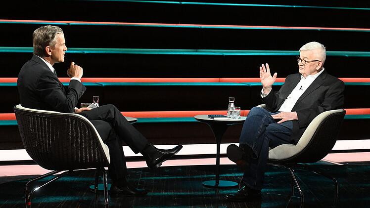 Im Gespr&auml;ch mit dem ZDF-Moderator Markus Lanz (links) erl&auml;uterte Joschka Fischer, dass ihn das aktuelle Verh&auml;ltnis zwischen Amerika und Deutschland emotional werden lasse.