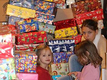 Lea, Ronja und Lilli sitzen auf der Kellertreppe im Haus von Rebekka Leifels, wo die gepackten Schuhkartons für die Aktion "Weihnachten im Schuhkarton" gelagert waren.  Foto: privat