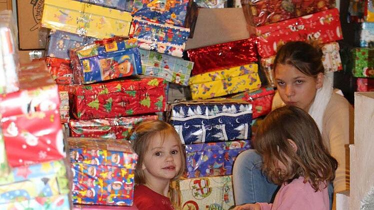 Lea, Ronja und Lilli sitzen auf der Kellertreppe im Haus von Rebekka Leifels, wo die gepackten Schuhkartons für die Aktion "Weihnachten im Schuhkarton" gelagert waren.  Foto: privat