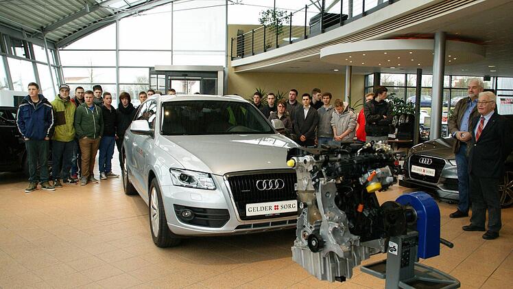 Das ist das neue Ausbildungsauto: Gut drei Wochen nach Weihnachten hatte die Übergabe des neuen Schulungsfahrzeugs an die Berufsschule ein bisschen was von Bescherung. Im Vordergrund ist der TSFI-Motor.