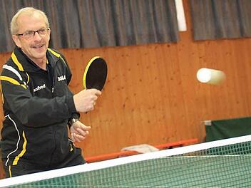 Manfred Butzin in seinem Element: Das Tischtennisspiel macht ihm Freude und hält ihn jung. Foto: Matthias Einwag