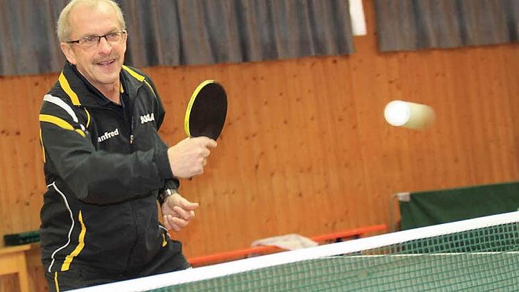 Manfred Butzin in seinem Element: Das Tischtennisspiel macht ihm Freude und hält ihn jung. Foto: Matthias Einwag