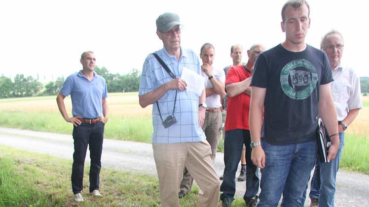 Beim Ortstermin im geplanten Neubaugebiet Steigengasse werden die Probleme angesprochen. Foto: Sonny Adam