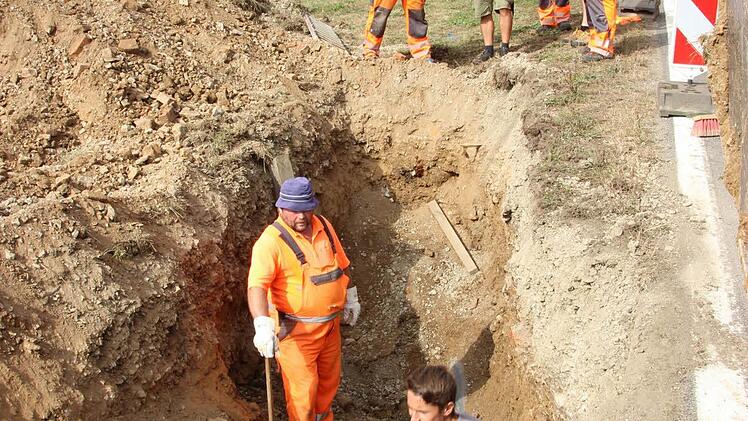 Suche nach dem Leck in der Leitung. Foto: Heike Beudert