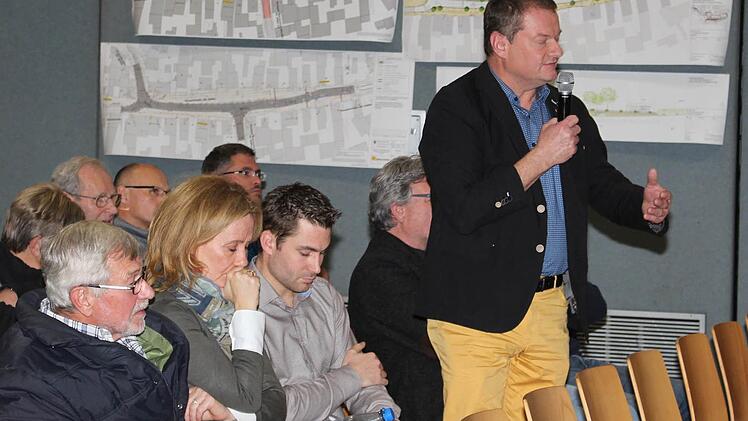 Erich Weichlein möchte lieber eine Ortsumgehung auf der Trasse der Bahnlinie.  Foto: Evi Seeger