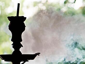 Eine 13-Jährige hat in Marktredwitz das Rauchen einer Shisha-Pfeife nicht vertragen. Symbolbild: Soeren Stache/dpa