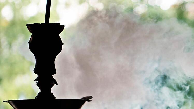 Eine 13-Jährige hat in Marktredwitz das Rauchen einer Shisha-Pfeife nicht vertragen. Symbolbild: Soeren Stache/dpa