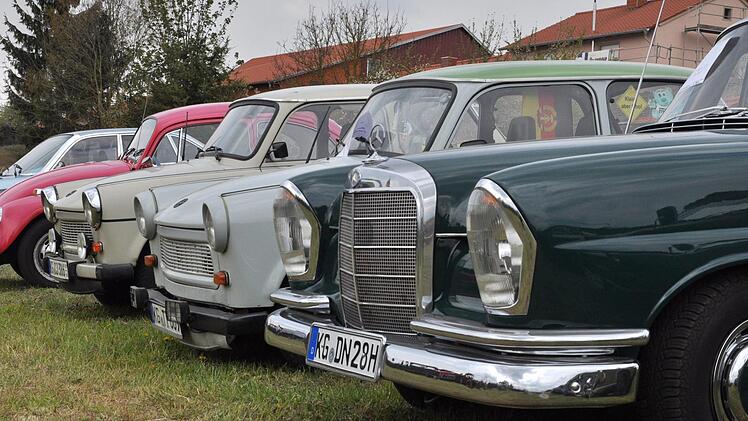 Beim Maifest in Weichtungen trafen sich Oldtimer-Traktoren und auch Oldtimer-Autos. Foto: Daniel Wiener