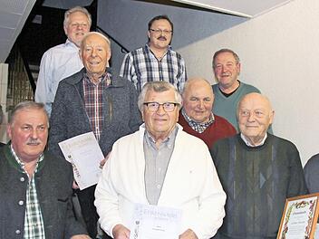 Ehrungen f&uuml;r 25- bis 50-j&auml;hrige Zugeh&ouml;rigkeit zum OGV (von links): vorne: stellvertretender Kreisvorsitzender Reiner Br&uuml;ckner, Vorsitzender Wigand Diesel, Oswald Brief, Lothar Knothe, Ewald Weiherm&uuml;ller; hinten: Ulrich Vollrath, Willi B&uuml;lling, Bernd Schellhorn, Bernd Vollrath und Manfred Stark  Foto: Alexandra Kemnitzer