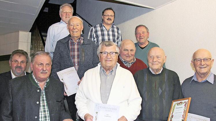 Ehrungen f&uuml;r 25- bis 50-j&auml;hrige Zugeh&ouml;rigkeit zum OGV (von links): vorne: stellvertretender Kreisvorsitzender Reiner Br&uuml;ckner, Vorsitzender Wigand Diesel, Oswald Brief, Lothar Knothe, Ewald Weiherm&uuml;ller; hinten: Ulrich Vollrath, Willi B&uuml;lling, Bernd Schellhorn, Bernd Vollrath und Manfred Stark  Foto: Alexandra Kemnitzer